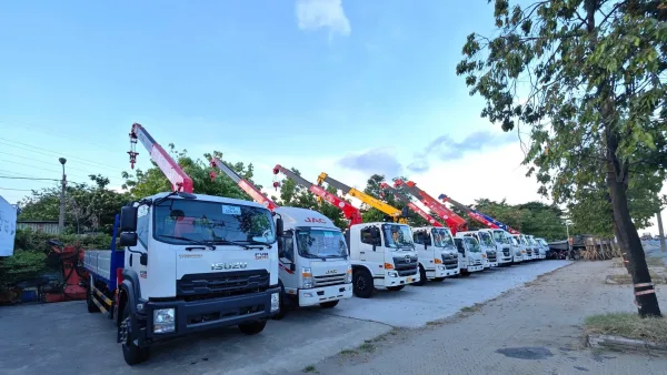 Cẩu đưa bồn chứa lên tầng 3