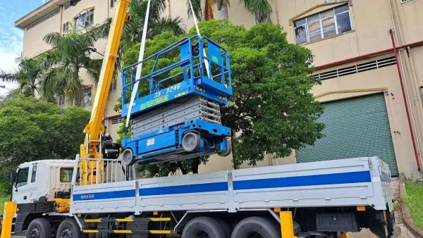 Cẩu thùng giao hàng công trình phố